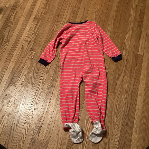 3/$10 Carters like new striped red and white zippered footed sleeper - Picture 6 of 6